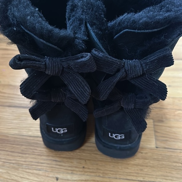 Ugg sz 6 black Bailey boot Sherpa w/ two corduroy bows good pre owned condition - Picture 2 of 8